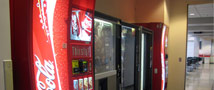 La selección de productos en expendedoras de colegios sigue debatiéndose en Estados Unidos. Foto: flickr, Lower Columbia College. snacks saludables salud sano healthy vending machines maquinas expendedoras