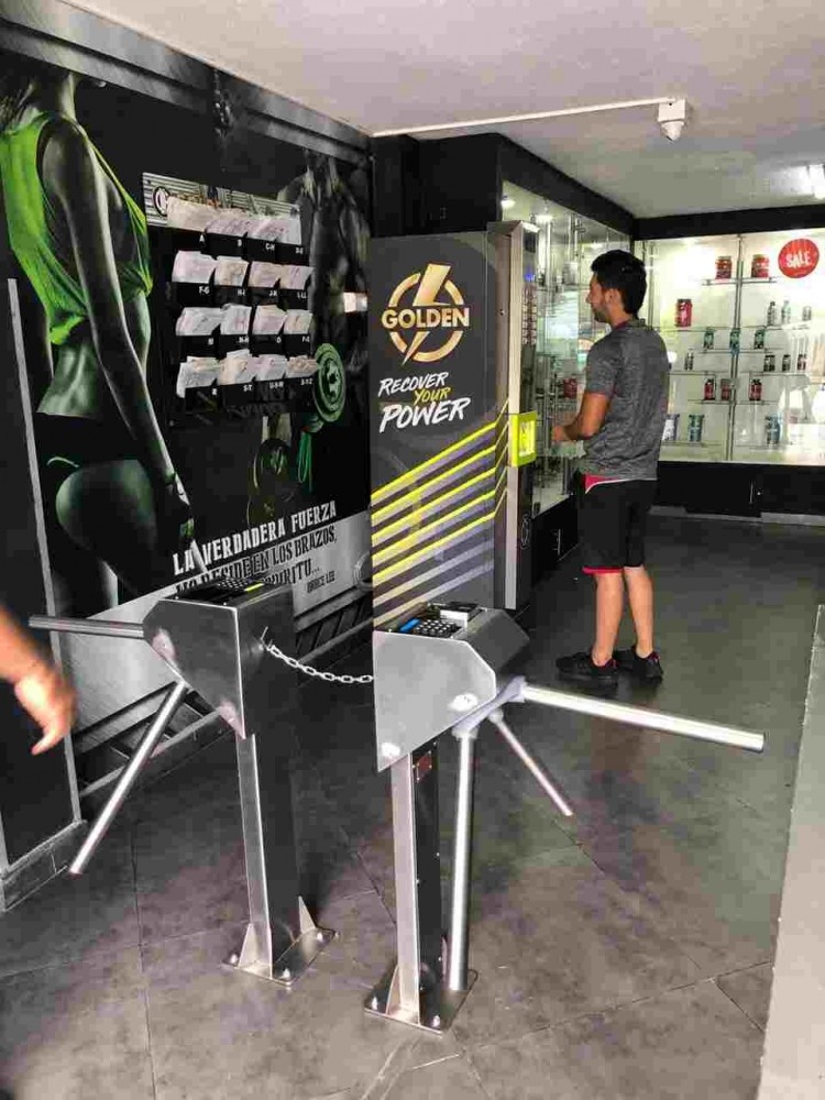 máquina expendedora en gimnasio