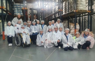 120 niños visitan la fábrica de Laqtia para conocer los profesos de fabricación de sus bebidas