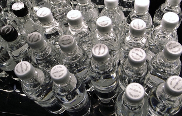 El sector de agua envasada encadena dos años de crecimiento al 7% y afianza su posición en el vending frente a los refrescos