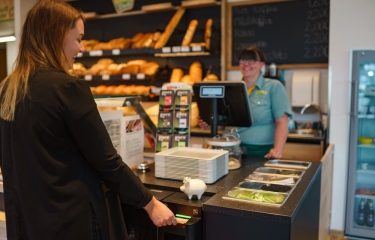 Azkoyen presenta su nueva máquina para automatizar pagos en efectivo