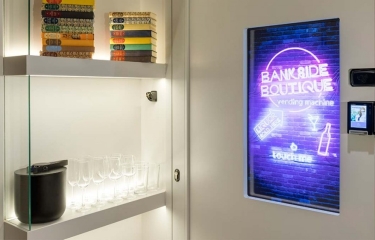 Anillos de compromiso en la máquina expendedora de un hotel de lujo