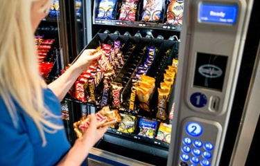 Los alimentos con altos contenidos en azúcar, grasa y sal desaparecen de las expendedoras