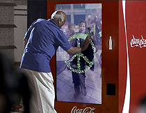 Coca Cola une a distancia a los ciudadanos de India y Pakistán entorno a las máquinas expendedoras