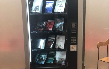 El Instituto Cervantes instala una máquina expendedora de libros en su sede central