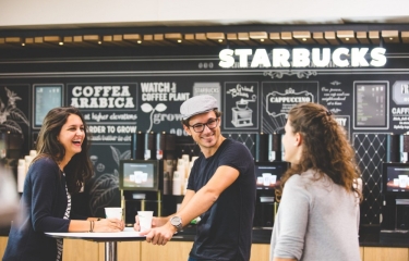 Starbucks on the go, el córner premium que triunfa en toda Europa Starbucks on the go, el córner premium que triunfa en toda Europa