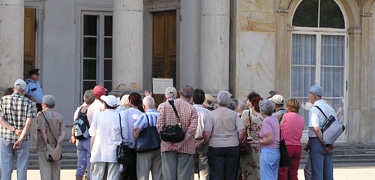 El gasto de los turistas se desequilibra: bajan las cifras, suben las medias