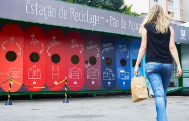 Unilever anuncia un plan para reducir a la mitad su uso de plástico nuevo para 2025