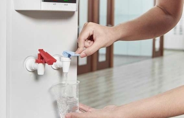 Adiós botellas de plástico en oficinas; hola, surtidores automáticos de agua Adiós botellas de plástico en oficinas; hola, surtidores automáticos de agua