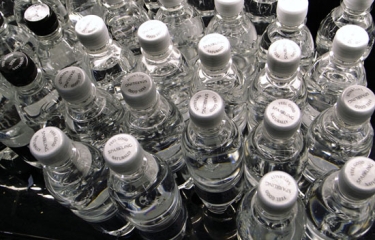 La industria del agua embotellada lucha por ser no solo la más saludable… sino también la más ecológica