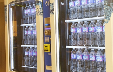 La industria de las aguas envasadas contesta con compromiso ético a la guerra del plástico