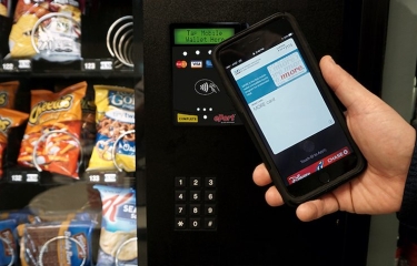 Los programas de fidelización se integran en Apple Pay para el vending