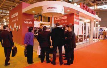 El modelo de máquinas de café Vitro S5 de Azkoyen muestra su tecnología en París