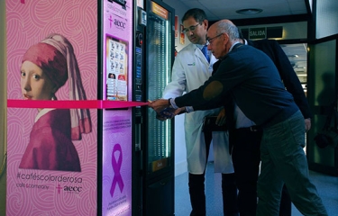 El café de máquina se tiñe de rosa