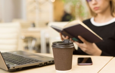 Café para llevar con aplicaciones móviles para disfrutar en casa Café para llevar con aplicaciones móviles para disfrutar en casa