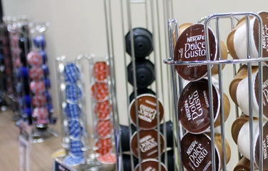 La prohibición de las cápsulas, los vasos desechables y las botellas de agua, en suspenso hasta 2021