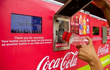 Coca Cola expande su reverse vending de SDR en parques temáticos