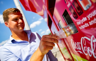 El reciclaje, premiado, con las máquinas expendedoras reverse de Coca-Cola