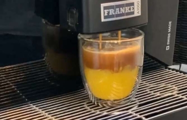 Combinando sabores con una superautomática: Café espresso con zumo de naranja Combinando sabores con una superautomática: Café espresso con zumo de naranja