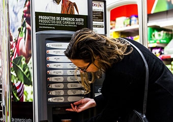 El café de Comercio Justo pasa de las estanterías a la máquina de vending en el supermercado