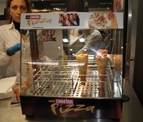 Alimentaria nos presenta una forma diferente de comer pizza, en conos individuales