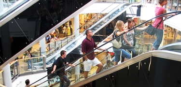 La confianza de los consumidores españoles empieza a remontar el vuelo