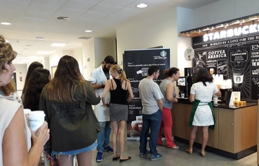Starbucks se lanza a la conquista del público universitario con sus coffee córners junto a Selecta Starbucks se lanza a la conquista del público universitario con sus coffee córners junto a Selecta