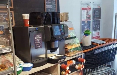 El coffee on-the-go al desnudo: así funcionan las superautomáticas "take away" de los supermercados DIA