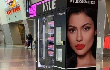 El maquillaje llega a las máquinas de vending de la mano de Kylie Jenner El maquillaje llega a las máquinas de vending de la mano de Kylie Jenner