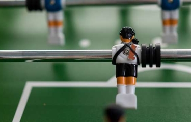 Entre la expendedora y el futbolín convencional