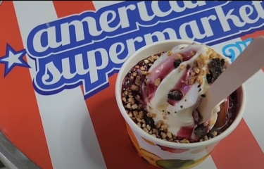 Esta es la máquina de vending que prepara sundae premium con toppings con galletas Esta es la máquina de vending que prepara sundae premium con toppings con galletas