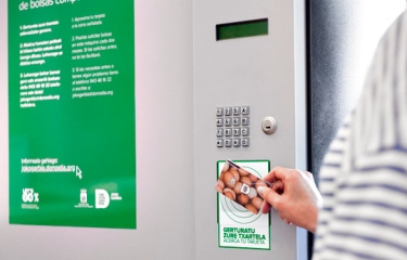 Las expendedoras de bolsas biodegradables se propagan por la ciudad de San Sebastián