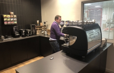 "Cuando los clientes prueban Busi Café en vending, ven una línea más de cafés de procedencia y barismo que les encanta" "Cuando los clientes prueban Busi Café en vending, ven una línea más de cafés de procedencia y barismo que les encanta"