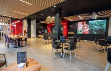 La apuesta por los coffee corners: Banco Santander inaugura su primer Work Café andaluz en Málaga La apuesta por los coffee corners: Banco Santander inaugura su primer Work Café andaluz en Málaga