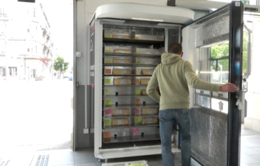 La máquina automática de quesos que conquista a los usuarios en una estación de tren