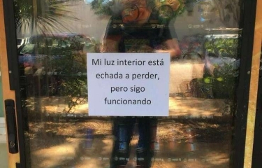 La máquina de vending con mensaje que se hace viral en redes sociales La máquina de vending con mensaje que se hace viral en redes sociales