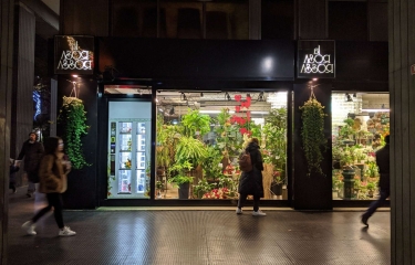 La máquina expendedora de Tokio ofrece flores en diferentes etapas de floración La máquina expendedora de Tokio ofrece flores en diferentes etapas de floración