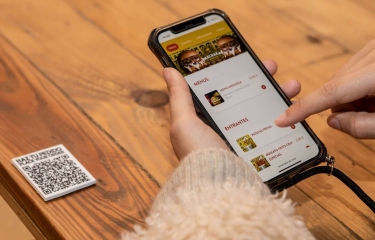 La restauración apuesta por la tecnología ante la falta de camareros este verano La restauración apuesta por la tecnología ante la falta de camareros este verano