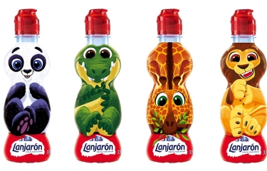 Lanjarón viste sus botellas de animales de la selva para atraer al público infantil