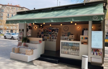 Larga vida al quiosco, pero de la mano del café para llevar