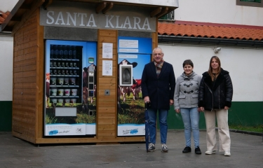 Leche fresca y yogures dispensados con máquinas automáticas para promover los productos locales Leche fresca y yogures dispensados con máquinas automáticas para promover los productos locales