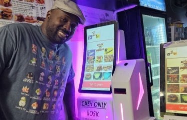 Los quioscos de autopedido impulsan el éxito de Action Burger, el restaurante gamer de Brooklyn