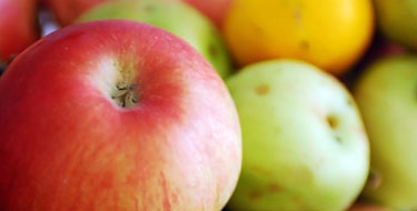 El Gobierno de Murcia quiere frutas y zumos en las expendedoras instaladas en los centros educativos