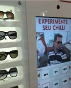 Cómo probarse unas gafas de sol...sin sacarlas de la máquina expendedora