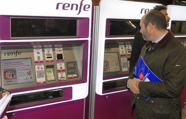 Las máquinas automáticas facilitan la recarga del abono de transportes