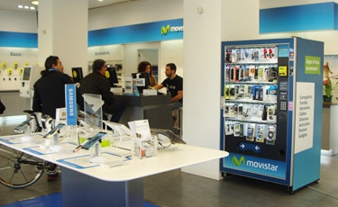 Mobiloso entra en las tiendas de Movistar con su expendedora de accesorios móviles
