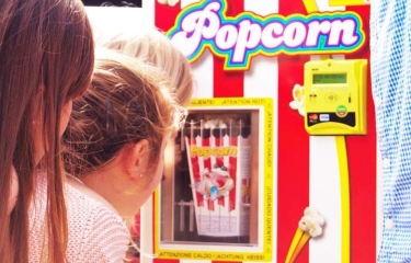 Palomitas calientes para llevar en un nuevo modelo de máquina expendedora