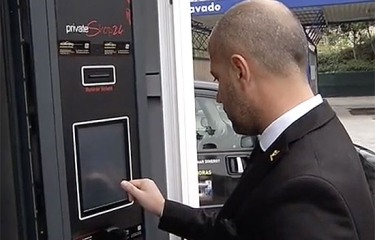 La primera expendedora de juguetes eróticos de Asturias se instala en La Corredoria