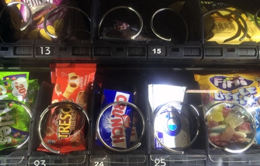 Los productos con aceite de palma estarán vetados en las expendedoras