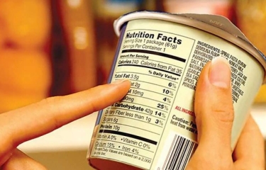 Productos saludables en la venta automática con representantes de la Generalitat